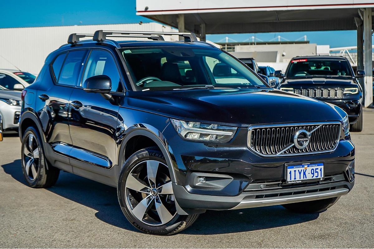 2022 Volvo XC40 T4 Momentum