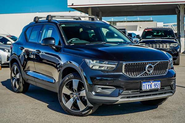 2022 Volvo XC40 T4 Momentum