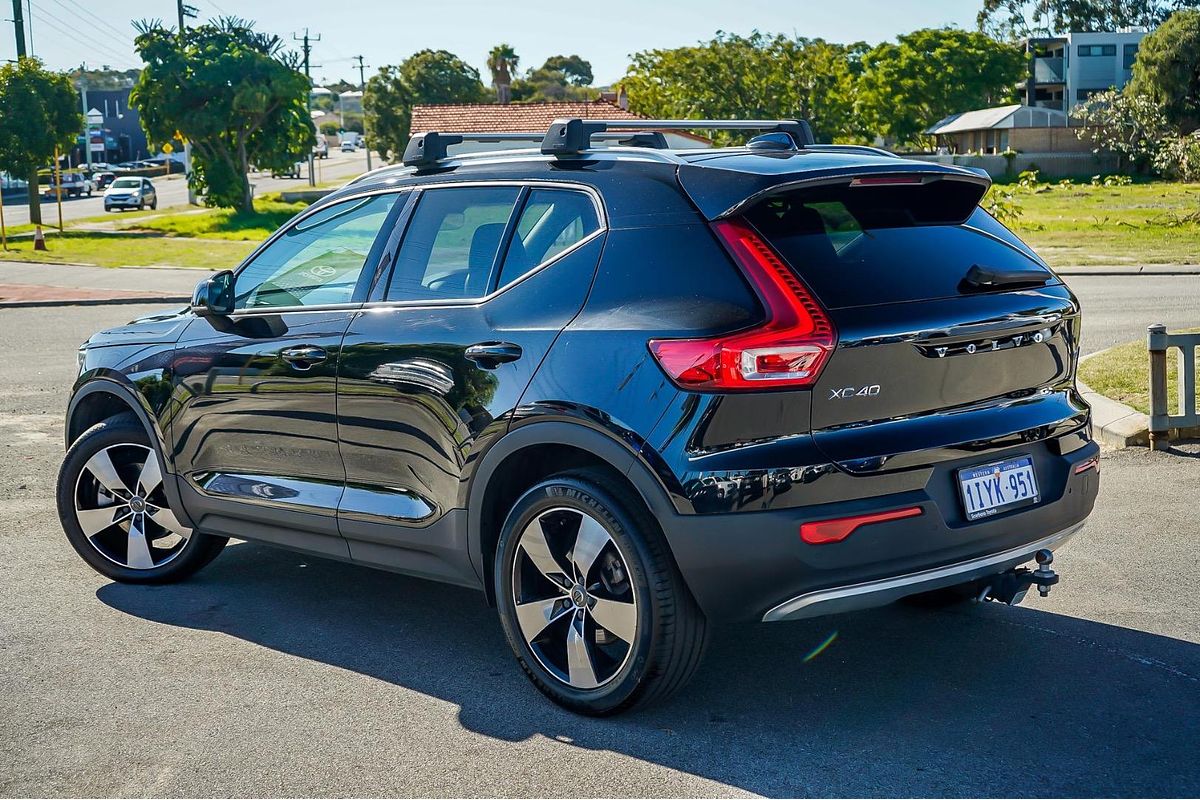 2022 Volvo XC40 T4 Momentum