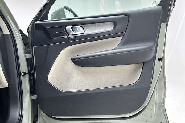 2022 Volvo XC40 Ultimate B4 Bright thumb-18