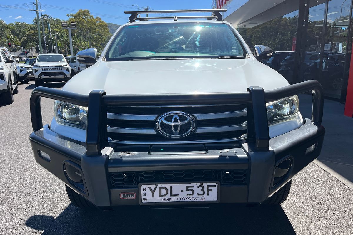 2015 Toyota Hilux SR5 (4x4) GUN126R 4X4