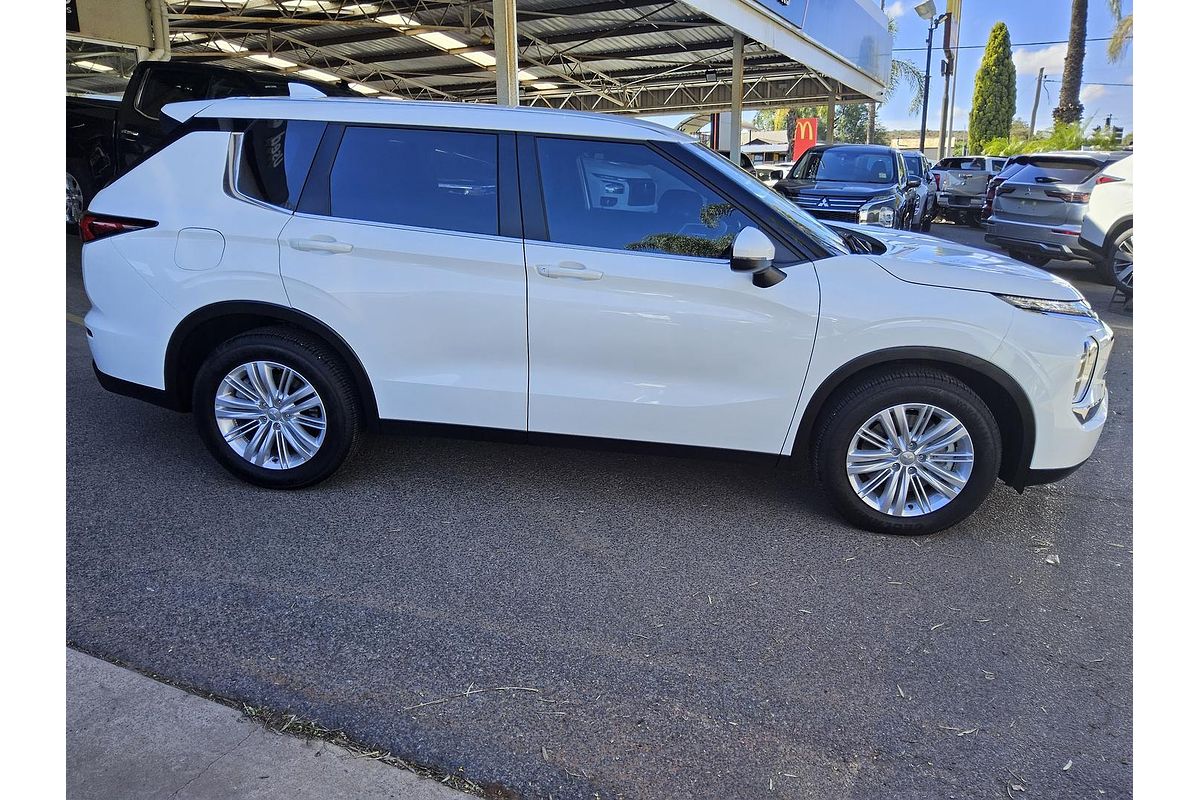 2023 Mitsubishi Outlander ES ZM