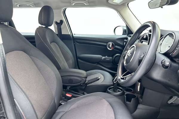 2020 MINI Hatch Cooper F55 LCI thumb-12