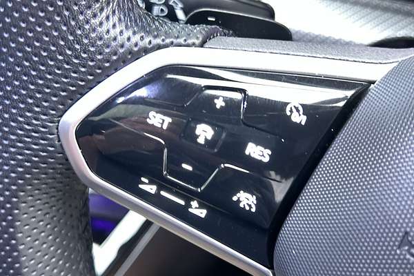 2023 Volkswagen Golf 110TSI R-Line 8 thumb-16