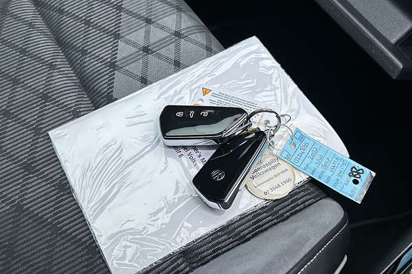 2023 Volkswagen Golf 110TSI R-Line 8 thumb-22