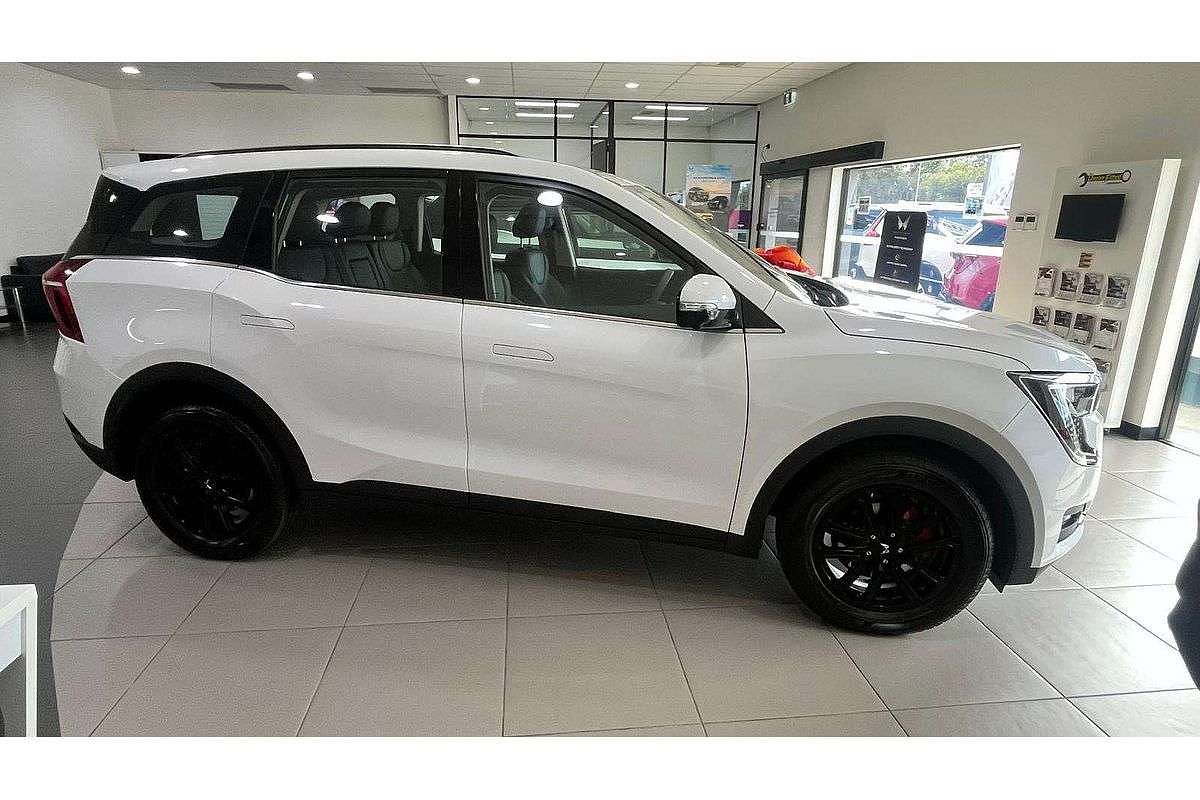 2025 Mahindra XUV700 AX7L
