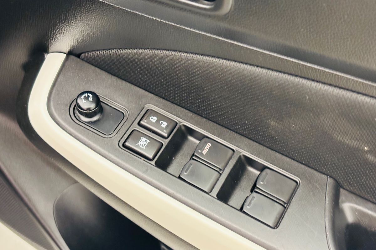 2017 SUZUKI SWIFT GL NAVIGATOR CONTINUOUS VARIABLE 5D HATCHBACK 4CYL 