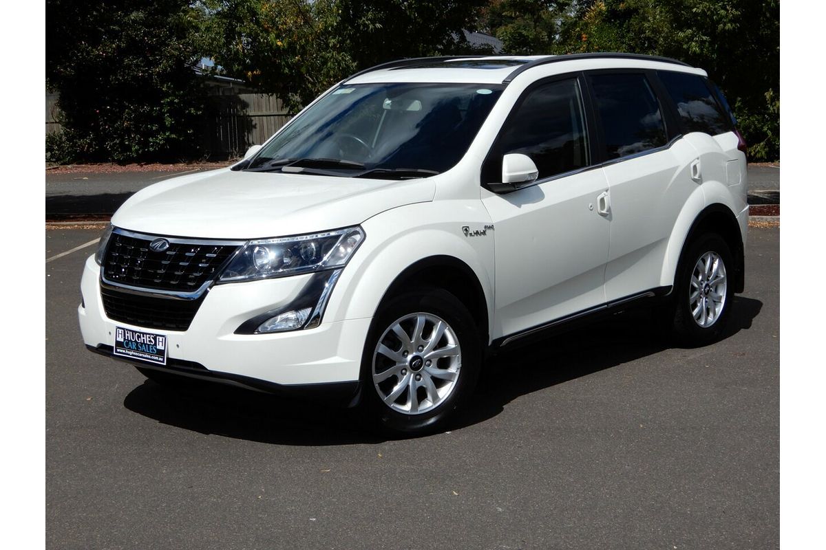 2021 Mahindra XUV500 W10