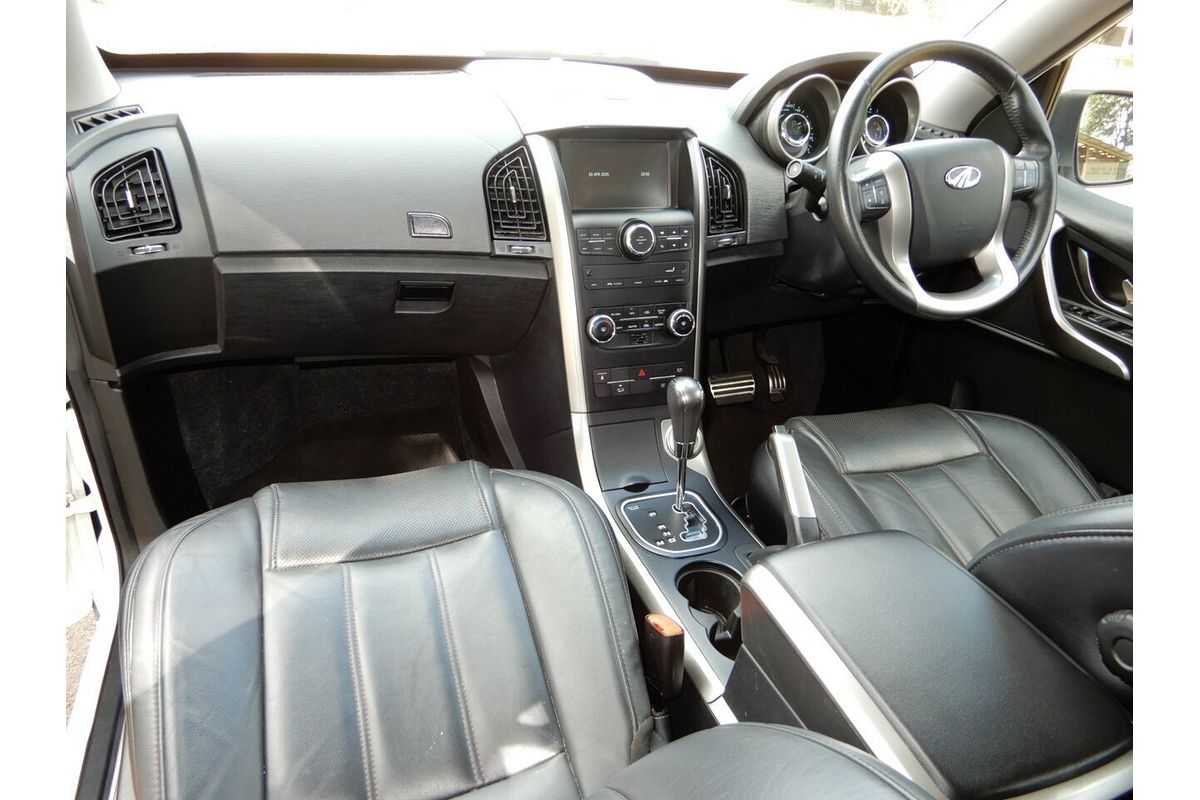 2021 Mahindra XUV500 W10