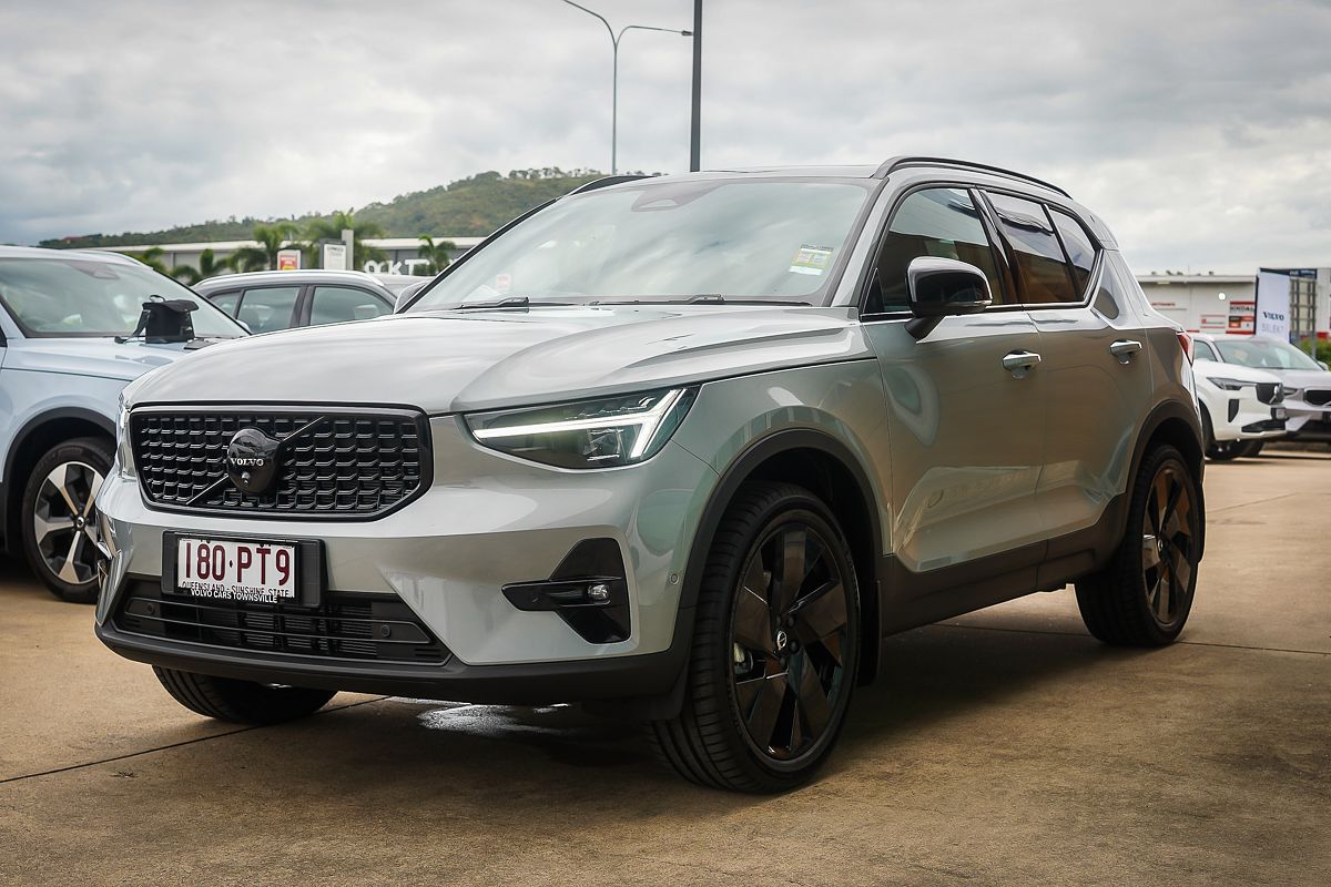 2025 Volvo XC40 Black Edition