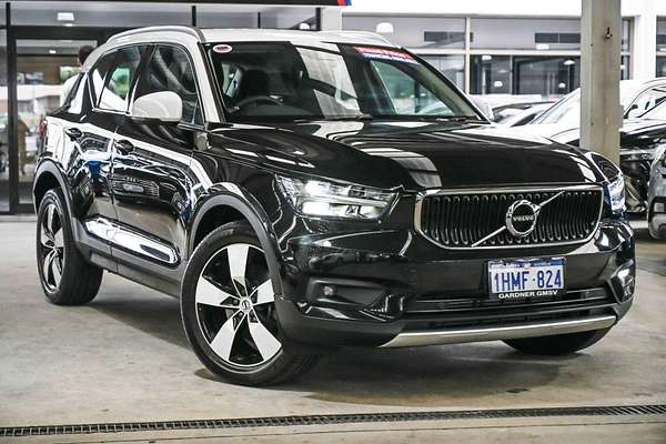 2022 Volvo XC40 T4 Momentum