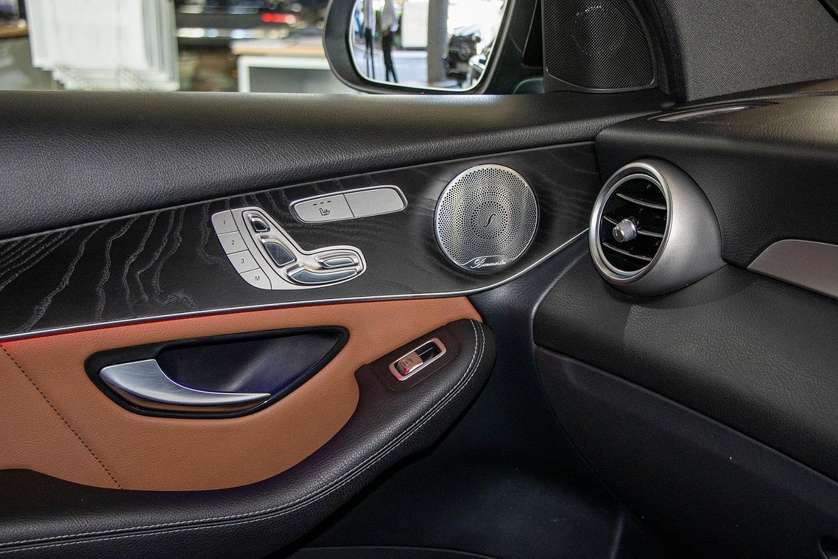 C253 800MY GLC300 CPE 5dr 9G 9 sp 2.0T