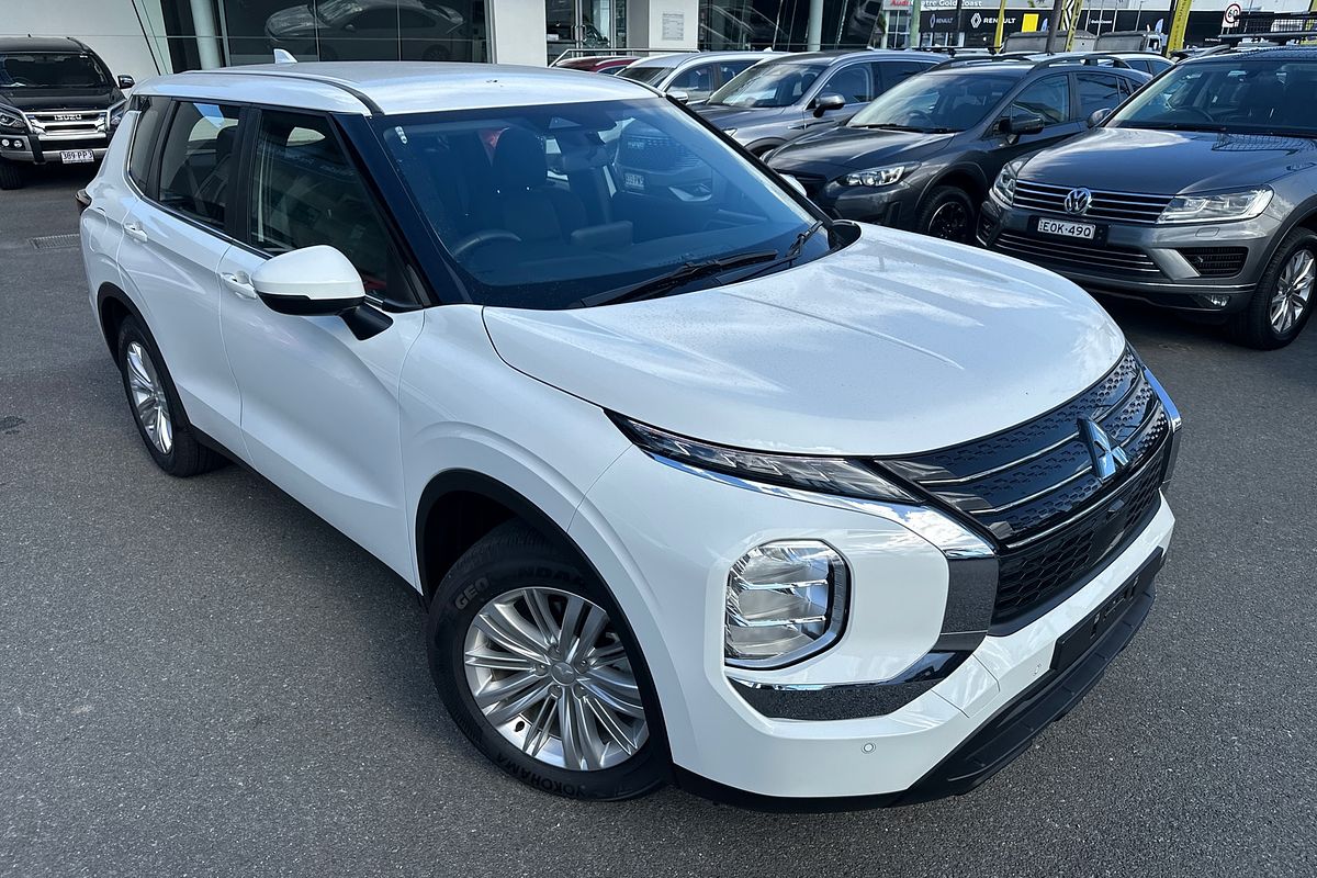 2023 Mitsubishi Outlander ES ZM