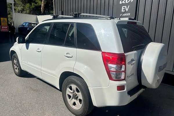 2010 Suzuki Grand Vitara JB thumb-2