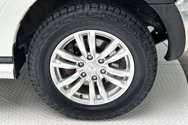 2018 Mitsubishi Pajero GLS NX thumb-9