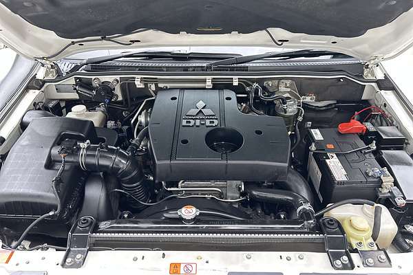 2018 Mitsubishi Pajero GLS NX thumb-10