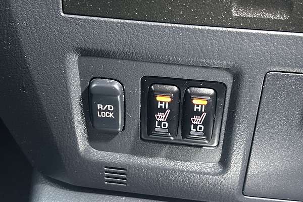 2018 Mitsubishi Pajero GLS NX thumb-16