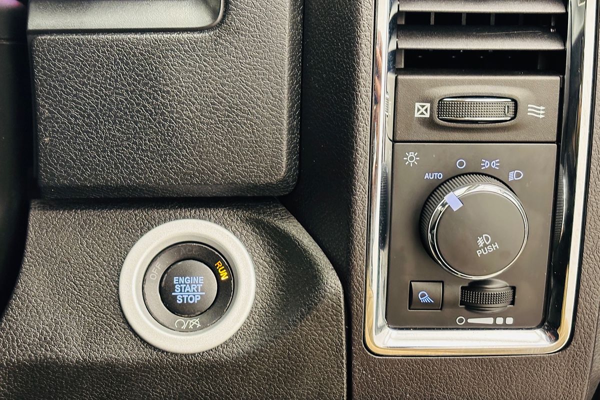 2019 Ram. 1500 LARAMIE (4x4) 885KG W/RAMBOXES 8 SP AUTOMATIC CREW CAB UTILITY V8
