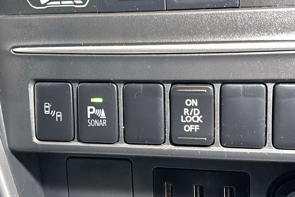 2019 Mitsubishi Triton GLS MR 4X4 thumb-16