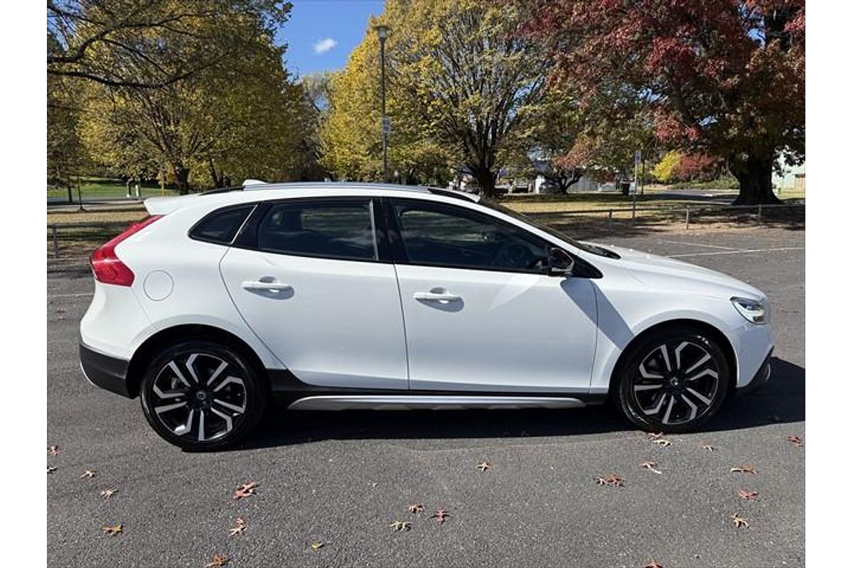 2017 Volvo V40 Cross Country D4 Pro