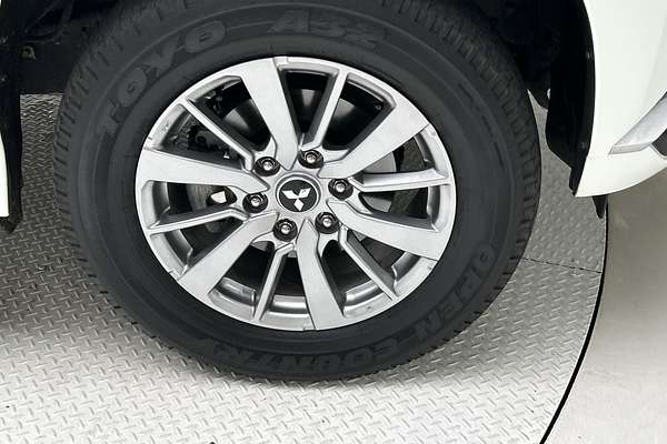 2019 Mitsubishi Pajero Sport GLX QE thumb-9