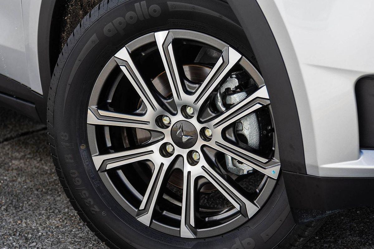 2024 Mahindra XUV700 AX7