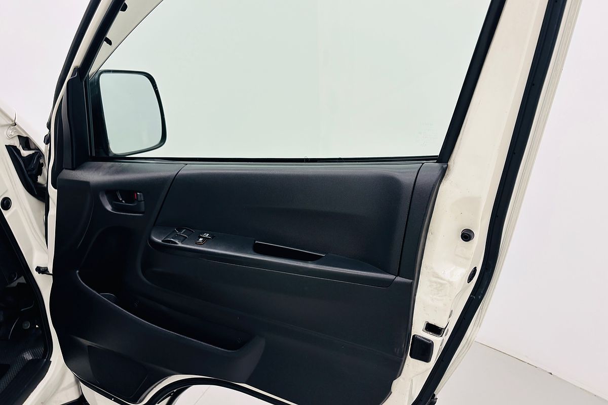 2001 Toyota HIACE  5 SP MANUAL 4D VAN D4 DIESEL