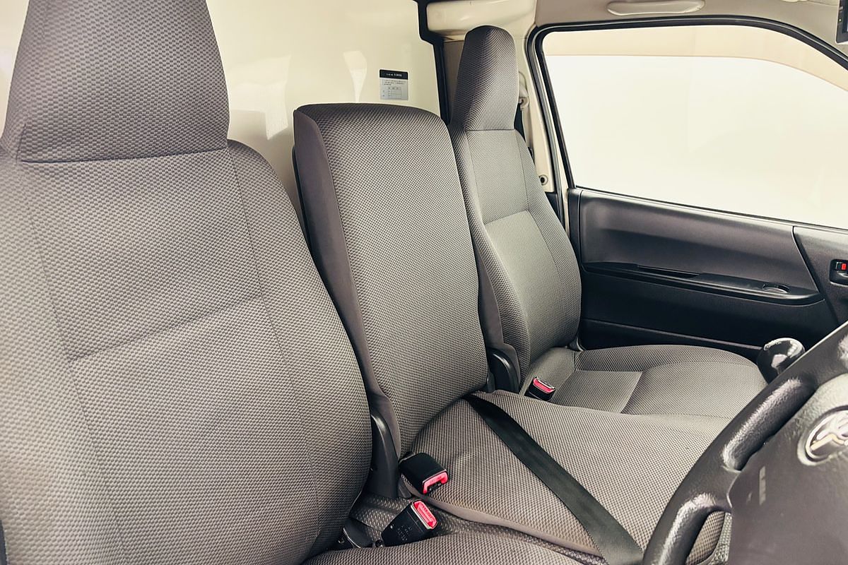2001 Toyota HIACE  5 SP MANUAL 4D VAN D4 DIESEL