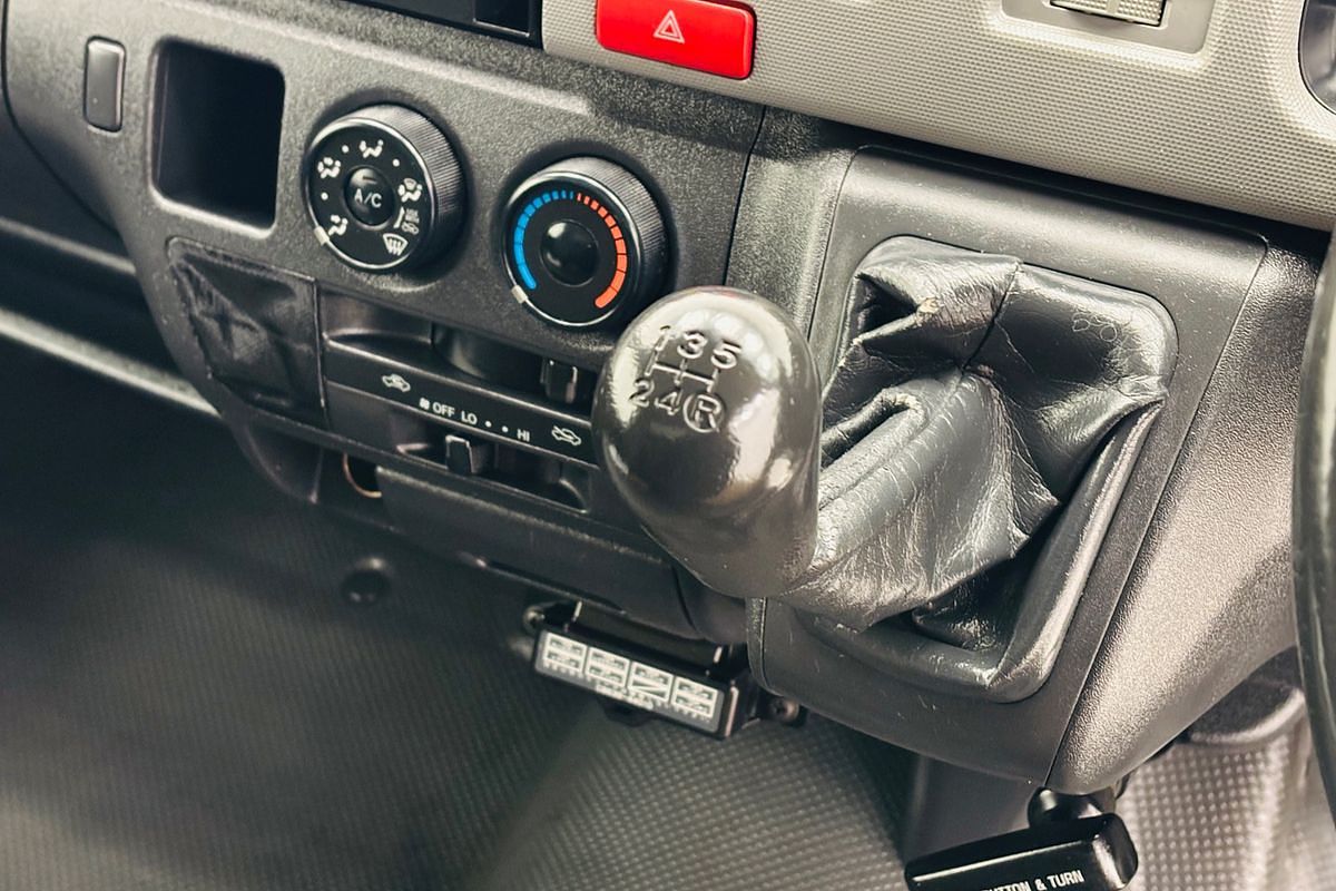 2001 Toyota HIACE  5 SP MANUAL 4D VAN D4 DIESEL