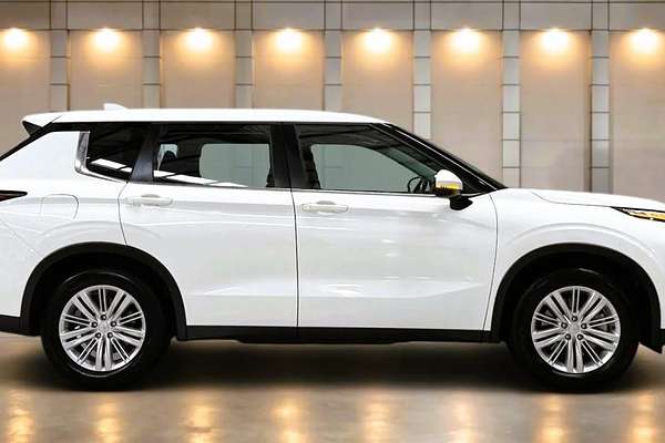 2024 Mitsubishi Outlander ES ZM