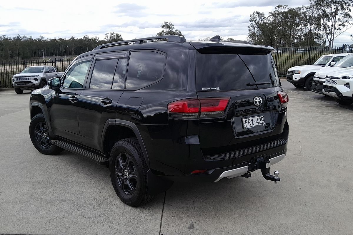 2025 Toyota Landcruiser GR Sport FJA300R