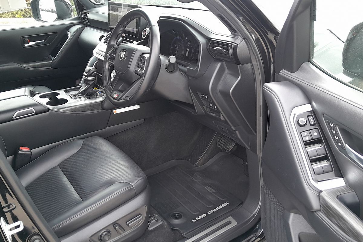 2025 Toyota Landcruiser GR Sport FJA300R