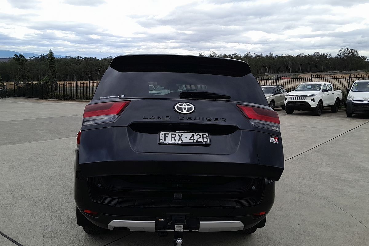 2025 Toyota Landcruiser GR Sport FJA300R