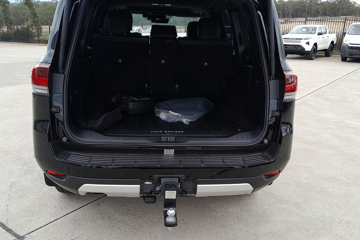 2025 Toyota Landcruiser GR Sport FJA300R