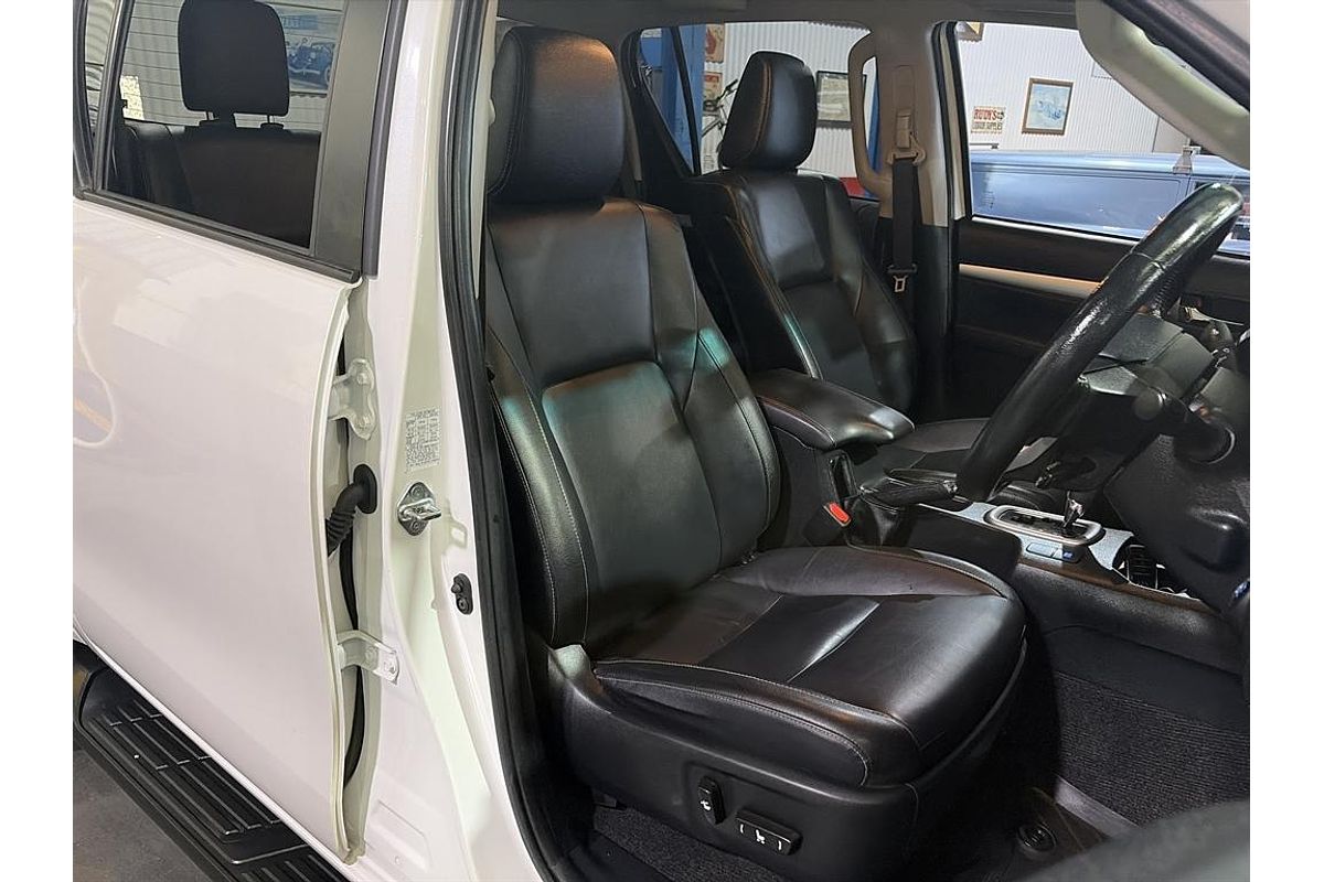 2020 Toyota HILUX SR5 (4x4) GUN126R FACELIFT 4X4