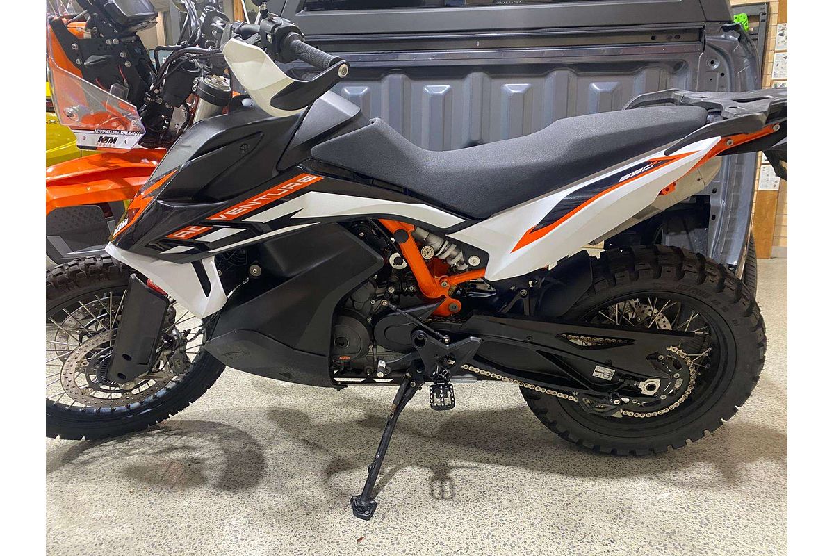 KTM 890R