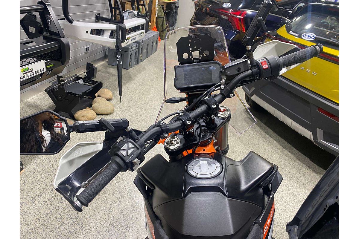 KTM 890R