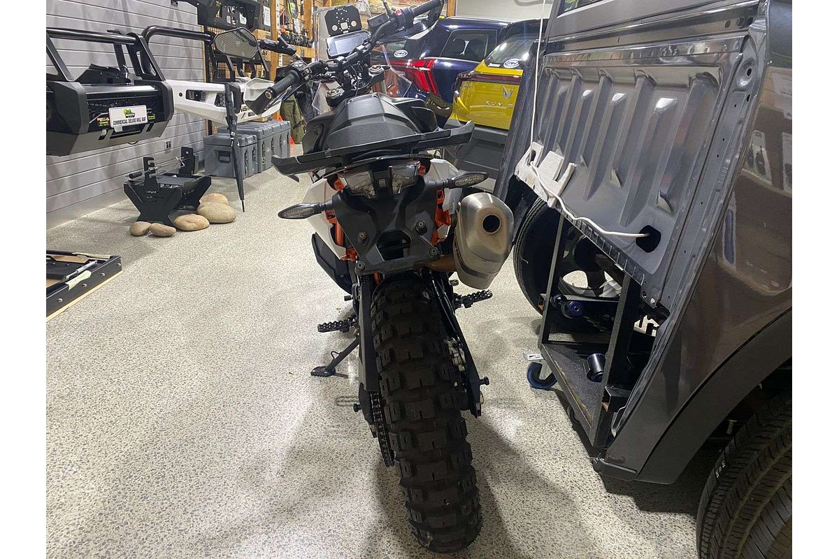 KTM 890R