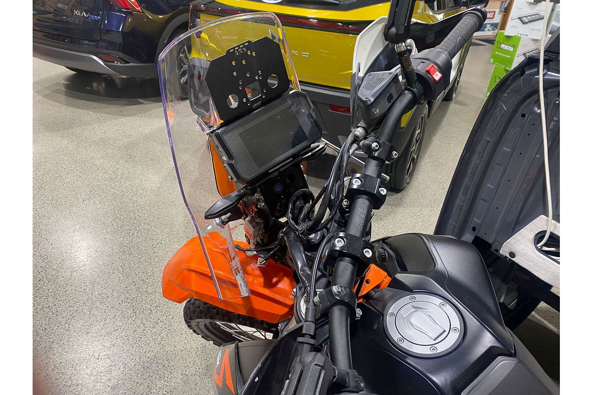 KTM 890R