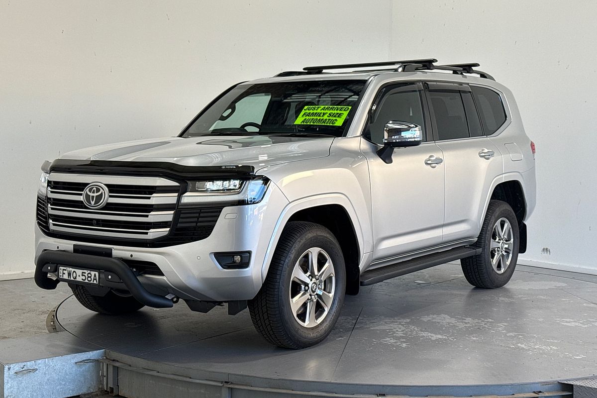 2025 Toyota Landcruiser Sahara FJA300R