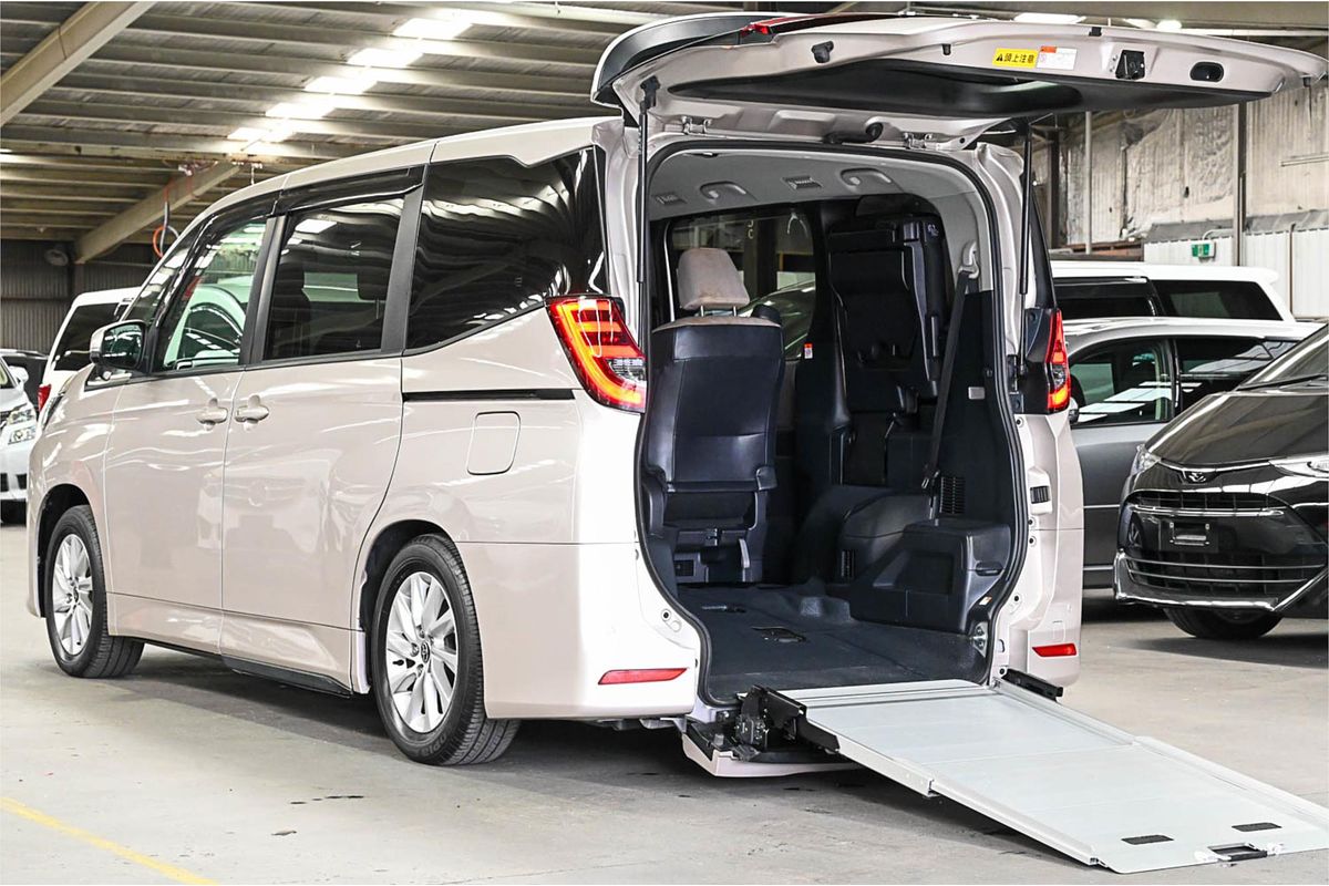 2022 Toyota Noah Welcab Hybrid ZWR92