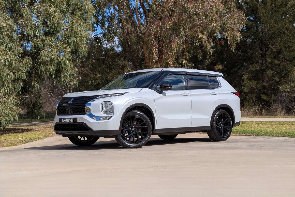 2023 Mitsubishi Outlander LS Black Edition ZM