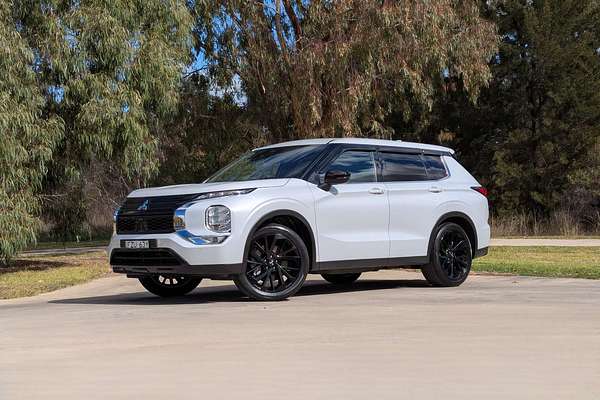 2023 Mitsubishi Outlander LS Black Edition ZM