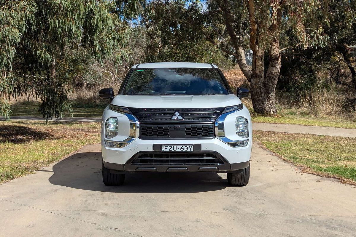 2023 Mitsubishi Outlander LS Black Edition ZM