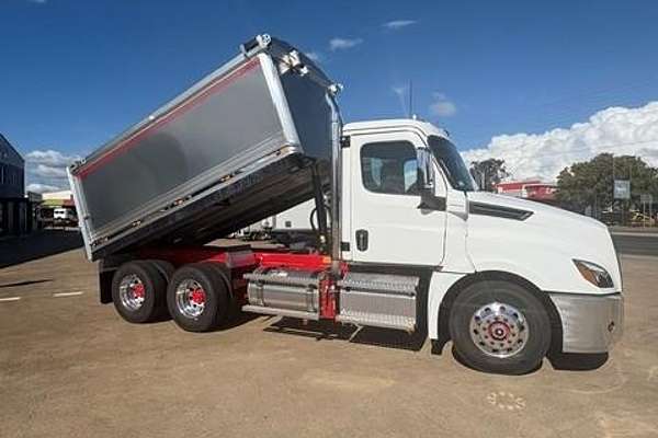 2024 Freightliner Cascadia 126 Tipper
