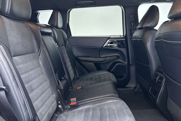 2024 Mitsubishi Outlander Black Edition ZM thumb-11