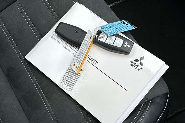 2024 Mitsubishi Outlander Black Edition ZM thumb-22