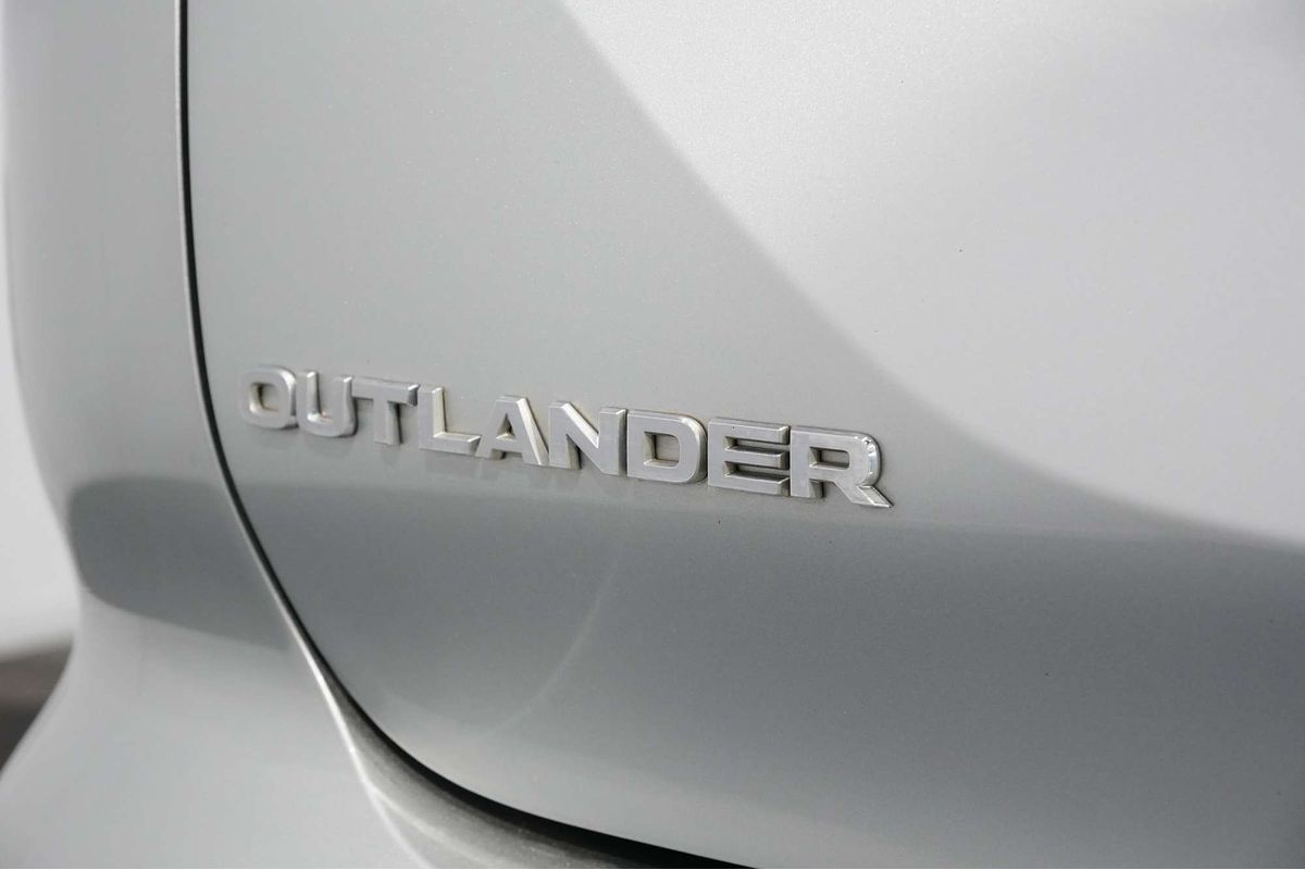 2023 Mitsubishi Outlander LS ZM
