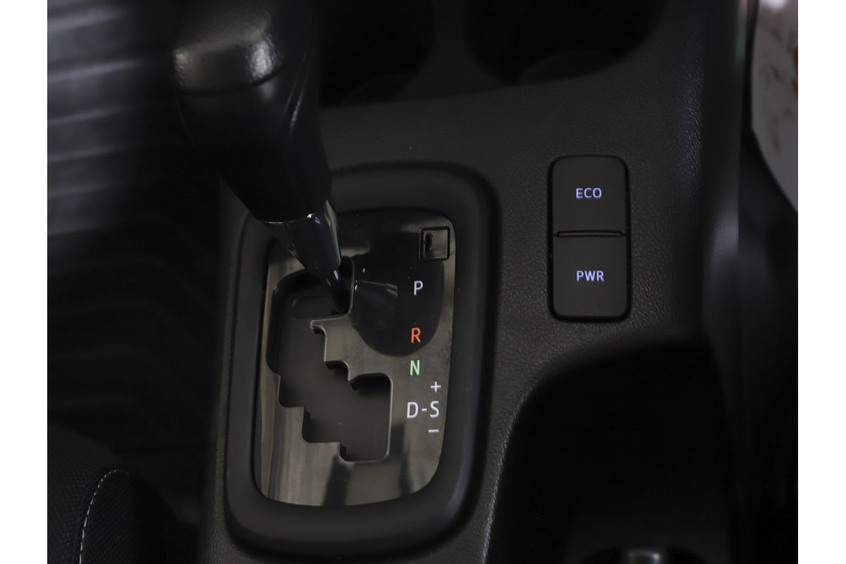 Hilux 4x4 SR 2.8L T Diesel Automatic Double Cab C/C 2U76980 001