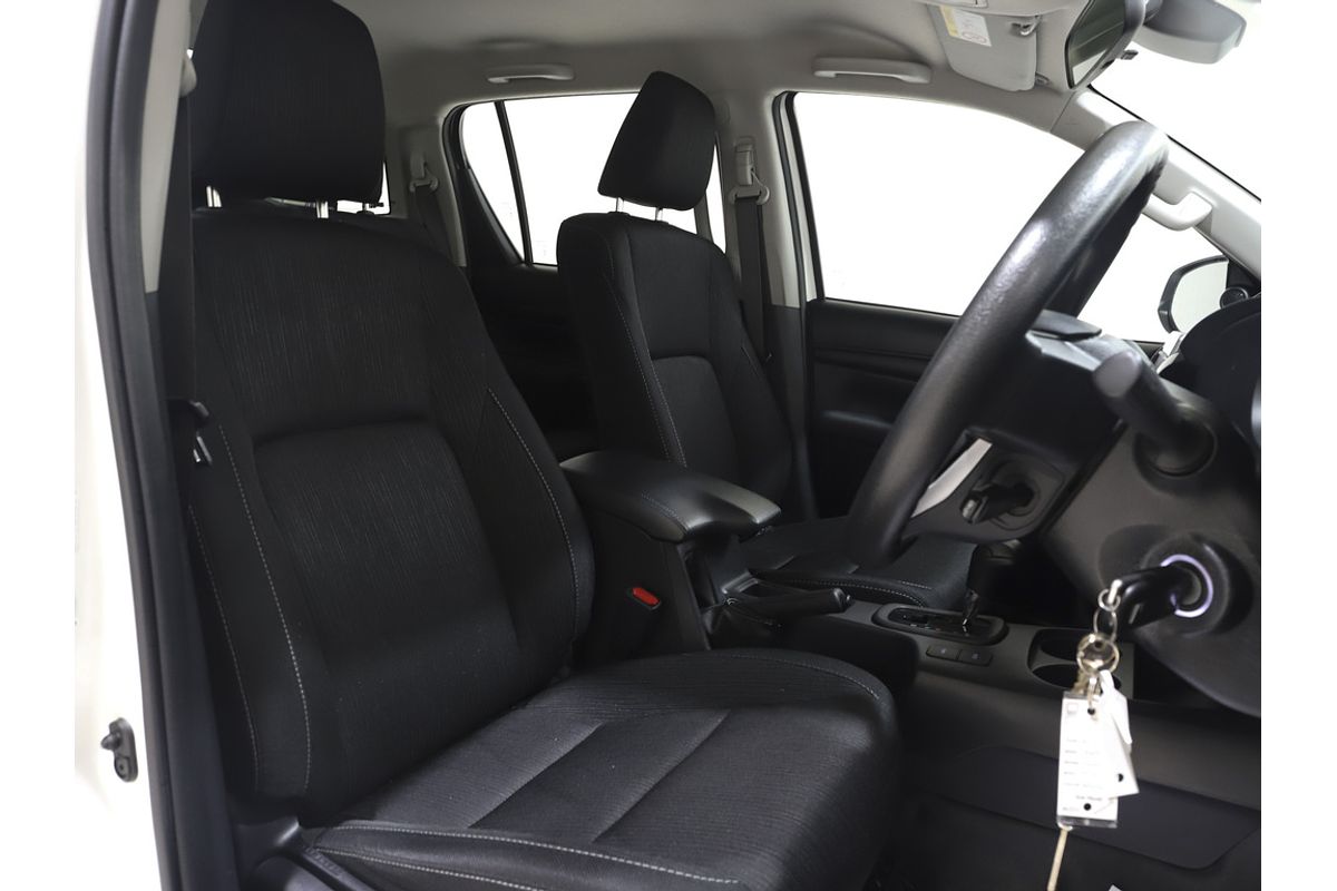 Hilux 4x4 SR 2.8L T Diesel Automatic Double Cab C/C 2U76980 001